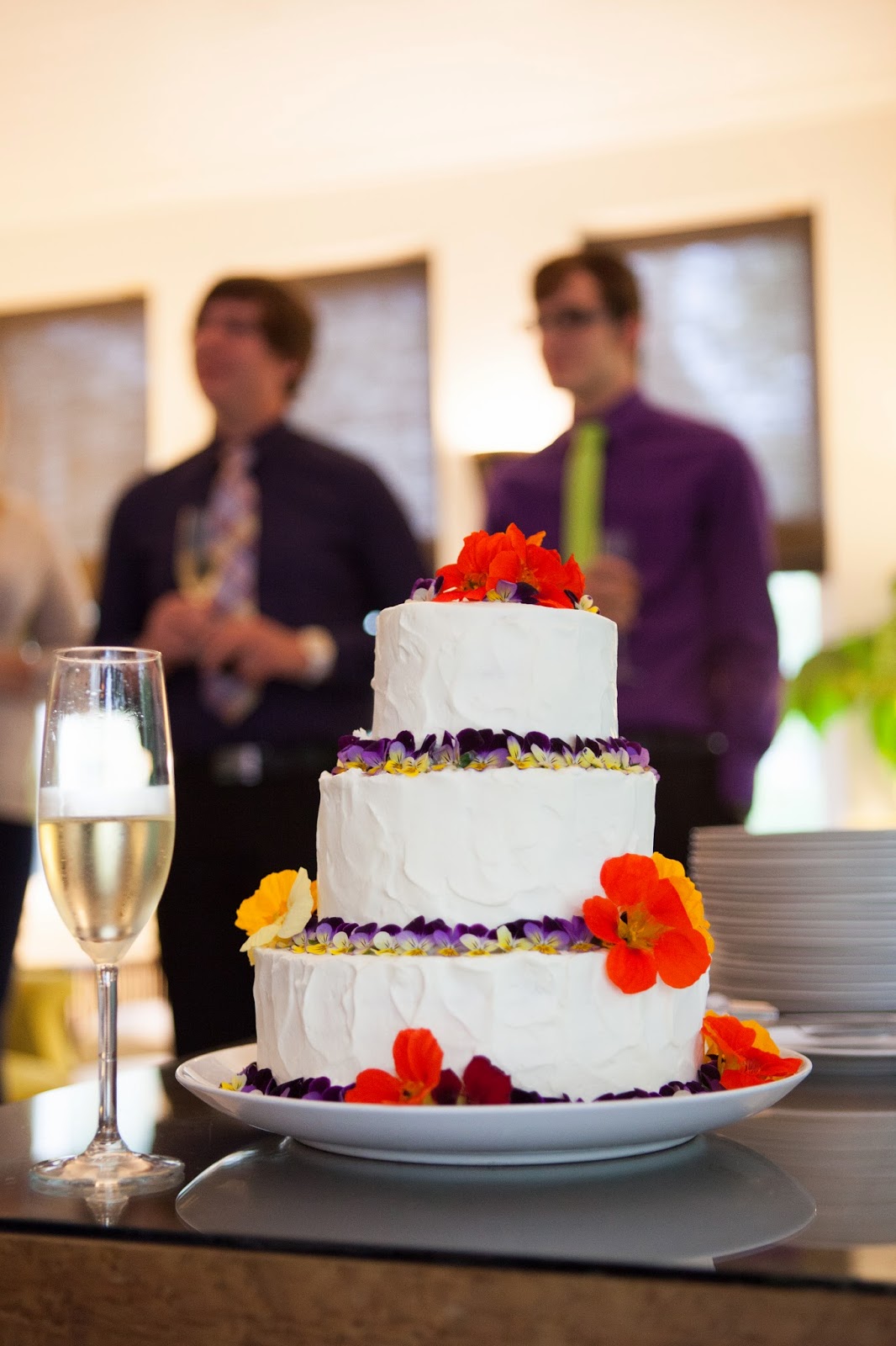 JuliaSmithweddingcakeedibleflowers252Cchampagne