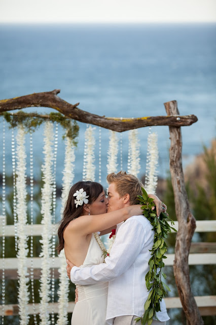 handfasting2Bkiss252C2BAlisa2BTongg2BCelebrant252C2BKaua2BPhotography