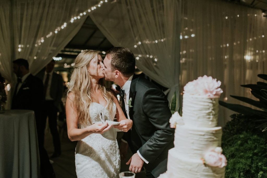 cake kiss alisa tongg celebrant horticultural center wedding m2 photography