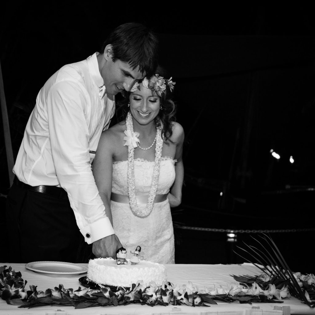 emily and philip cut their cake alisa tongg celebrant chelsea heller photography