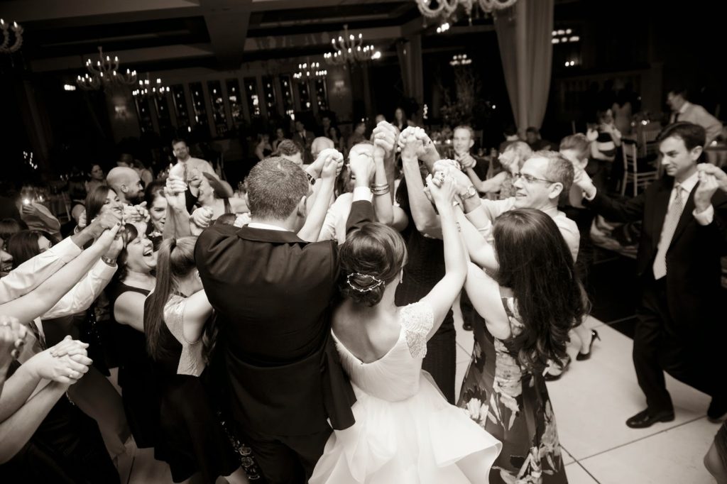 everyone together in a circle on the dance floor vie alisa tongg celebrant heather fowler photography 1