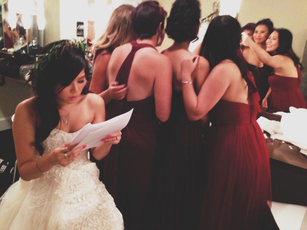 susan goes over her vows minutes before the aisle photograph by alisa tongg celebrant copy